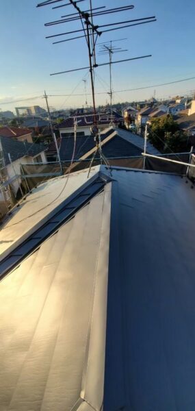 さいたま市にて屋根修理【屋根の色褪せを機にスーパーガルテクトへのカバー工法】の施工後写真